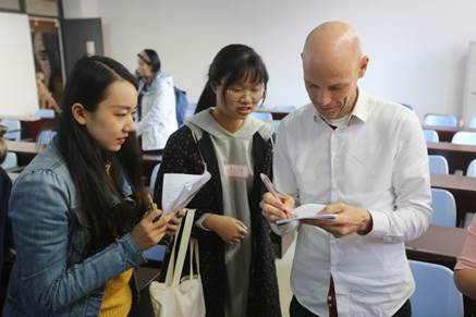 说明:E:\1、必威西汉姆官网平台\2、系部事务\服装学院 中央圣马丁讲座\3.jpg